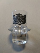 Schnapsglas mit aufgeklebten Zinnwappen