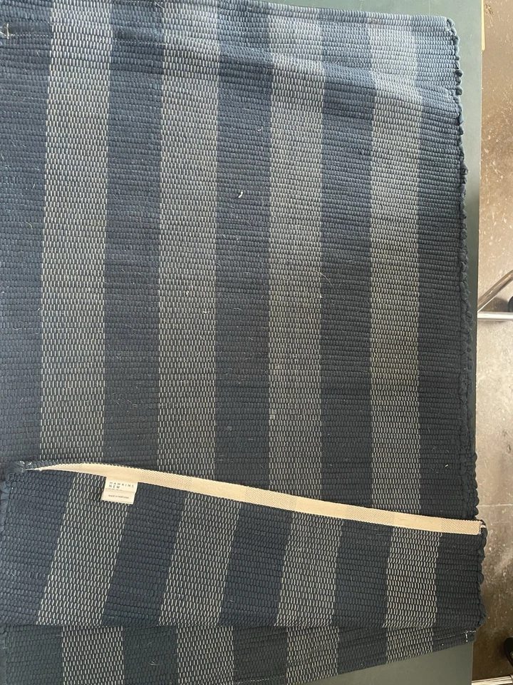 Alfombra de baño Hawkins New York azul sobre azul a rayas 2x Foto 4 de 4