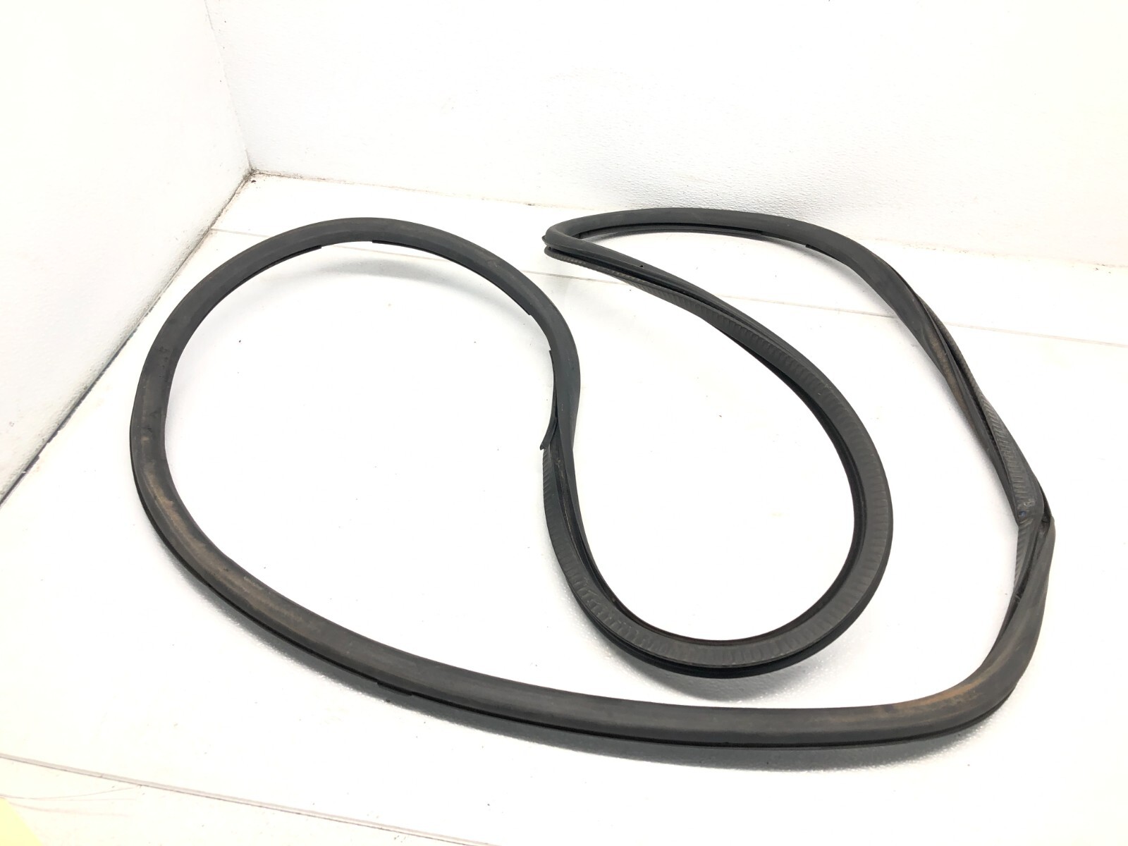 2014-2018 BENTLEY FLYING SPUR RIGHT PASS FRONT DOOR BODY WEATHERSTRIP SEAL OEM
