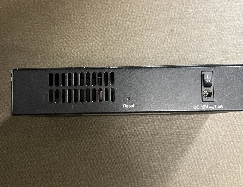 D-Link DSR-250 8-Port Wired Gigabit VPN Router - Image 4 of 4