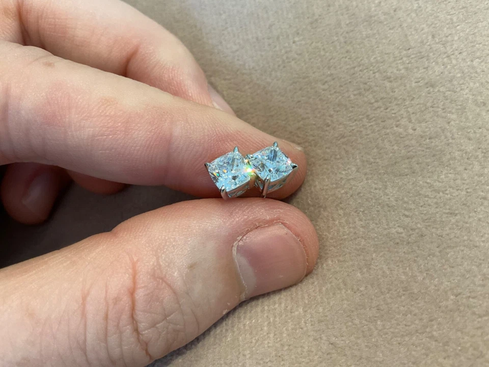 Pendientes solitarios enchapados en platino 925 con diamantes de corte cojín creados en laboratorio de 2,0 quilates Foto 3 de 4