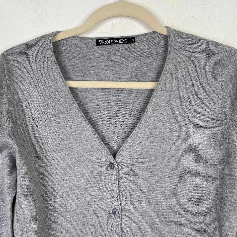 Cárdigan suéter con botones de algodón de seda para mujer Woolovers cuello en V gris talla pequeña Foto 2 de 4