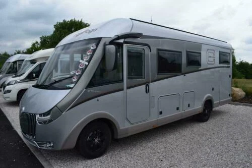 3 Bedrooms Campervans & Motorhomes