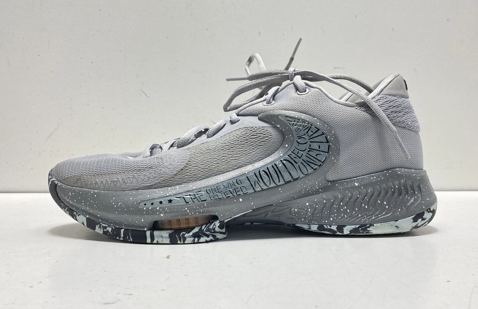 Scarpe Nike da uomo grigie modello Freak a rete con lacci piatti S9 DJ6149 004 taglia 9