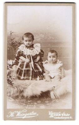 Photograph H. Weingarten, Essen a. Ruhr, Limbeckerplatz 8, two young girls i 