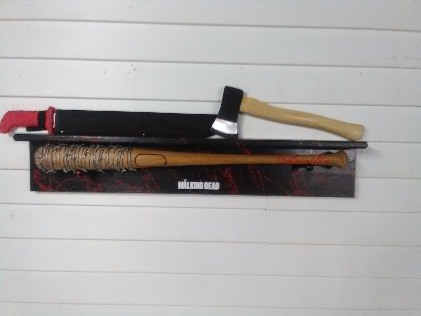 The Walking Dead Negan Lucille Bat Ricks Grimes Hacha y Rojo Mango machete Estante The Walking Dead Negan Lucille Bat Ricks Grimes Hacha y Rojo Mango machete Estante