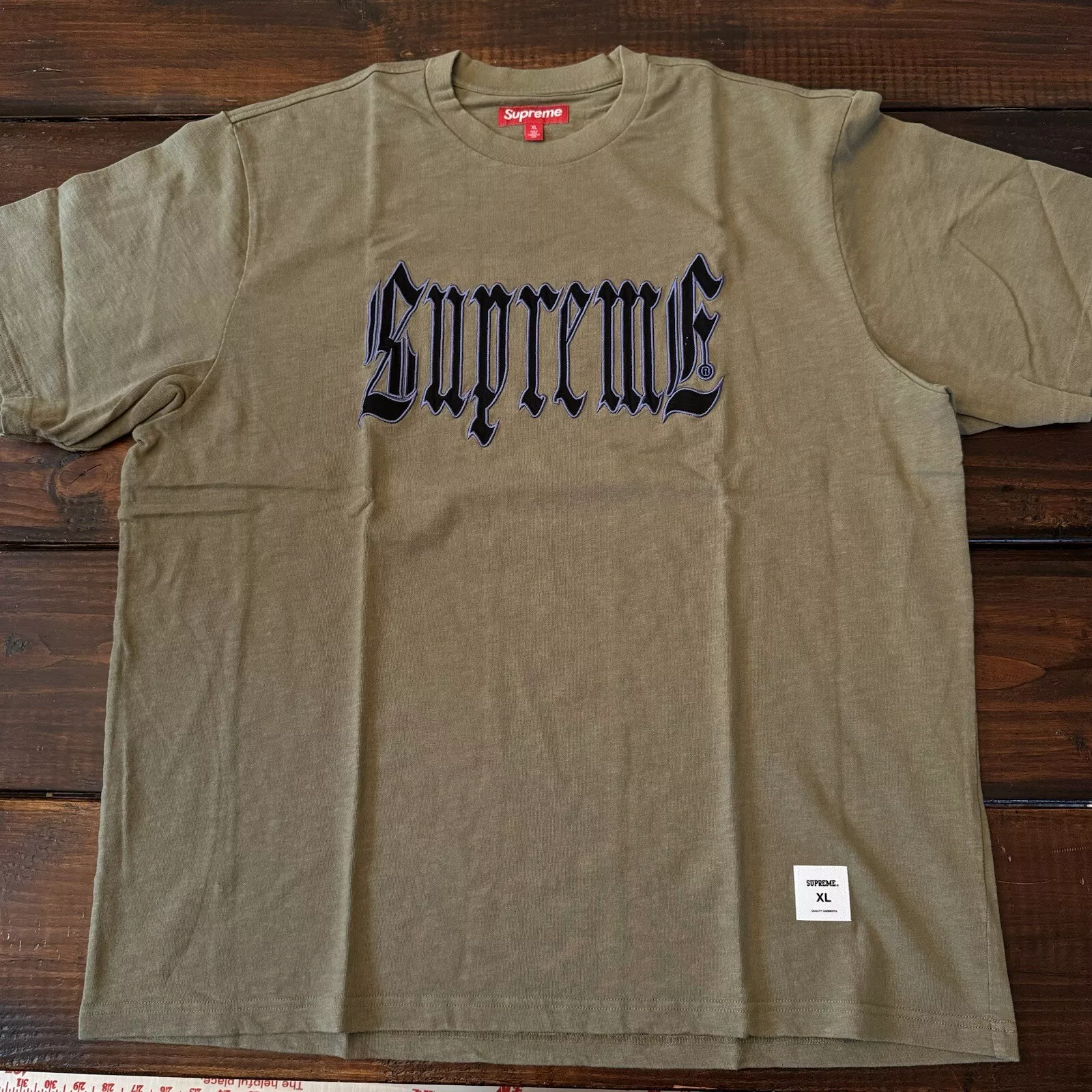 Tee shirt Supreme Old English S/S Olive (SS24) taille XL authentique NEUF
