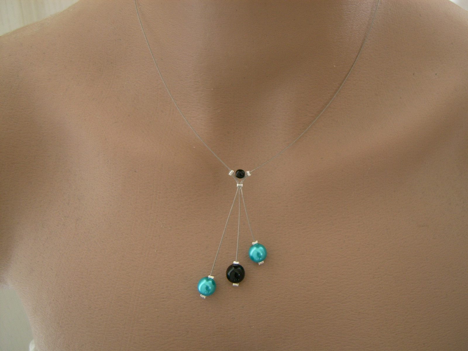 Collier original bleu turquoise et noir, le témoin de votre bonheur