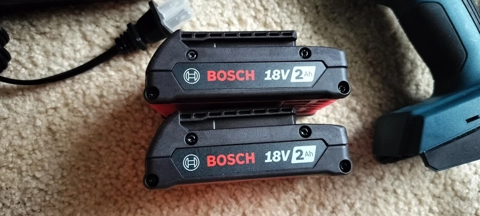 BOSCH GXL18V-240B22 18V Kit combinado de 2 herramientas con 1/2 pulg. Taladro percutor con 2 pilas Foto 2 de 4