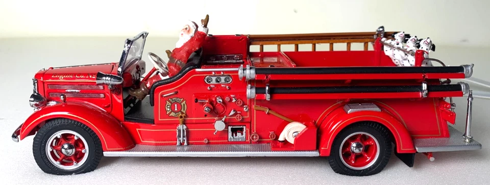 Franklin Mint 1948 Mack Pumper Christmas Firetruck scale 1:32 INV# 2016 - Image 2 of 4
