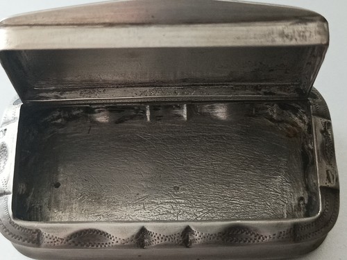 Small silver snuffbox with chiseled decoration - Picture 11 of 11