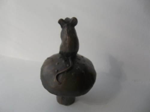 Micky Betts Mouse on Mushroom Figure - Picture 4 of 5