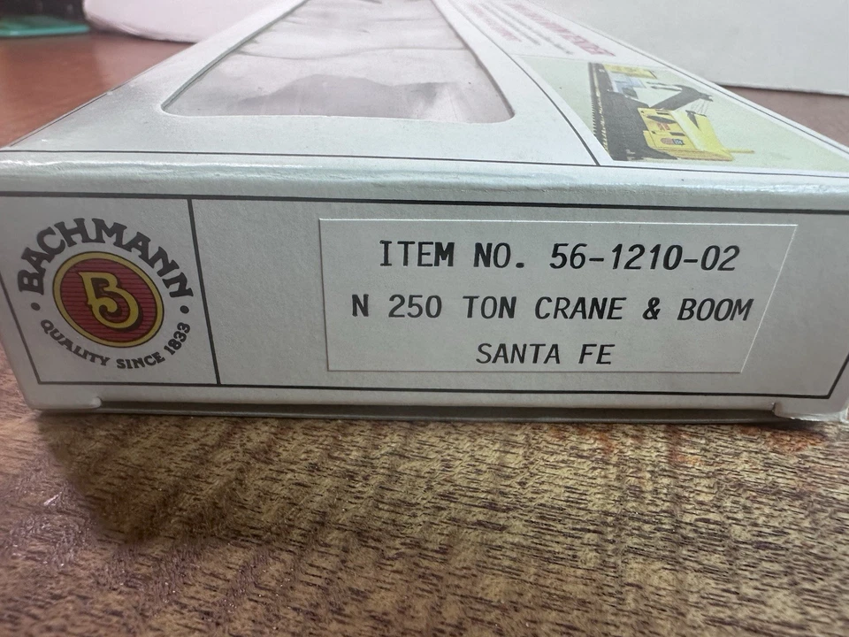 N Scale 56-1210-02 Bachmann 250 Ton Crane Car & Boom Tender Santa Fe ATSF - Image 4 of 4