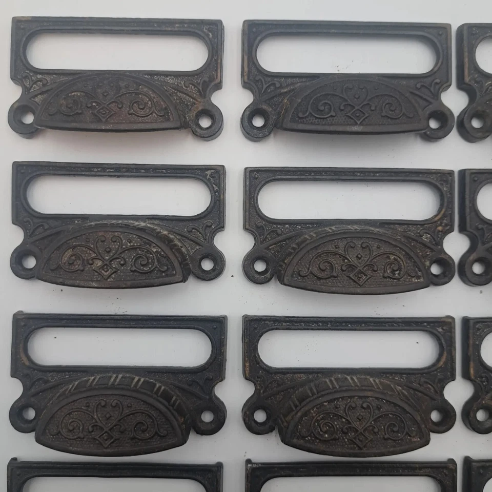 Antiguo Cubo de Hierro Fundido Cajón Boticario Gabinete Puerta Tiradores Herrajes Lote de 18 Foto 3 de 4