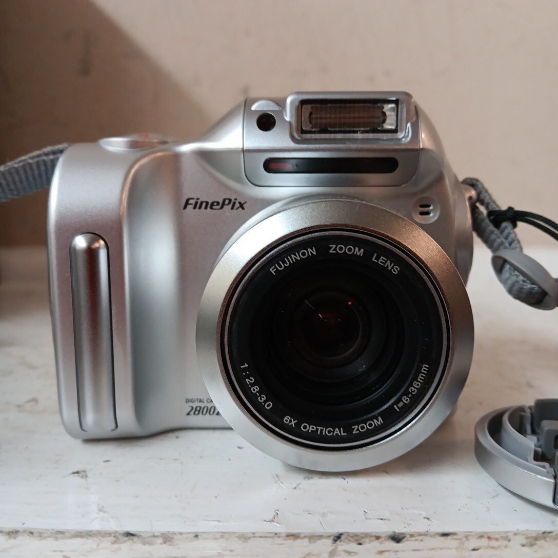 Fujifilm Finepix 2800 Zoom Digital Camera 2.1 MP with Box. Hand Strap