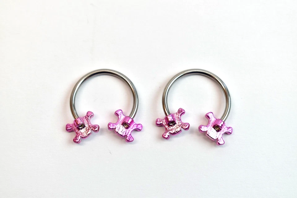 Par de pendientes anillo pezón barra circular herradura y huesos cruzados calibre 14 Foto 3 de 3