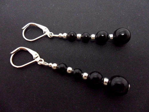 A PAIR OF DANGLY 6-8-10mm BLACK ONYX SILVER PLATED LEVERBACK HOOK EARRINGS. NEW. - Picture 2 of 2