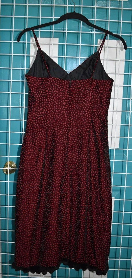 Nicole Miller Vestido de Cóctel Correa de Espagueti Terciopelo Rojo y Negro con Dobladillo de Piel 8 Foto 4 de 4