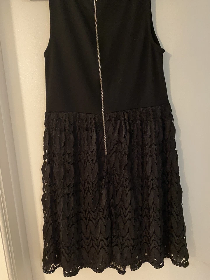 Vestido Xhilaration Juniors Medio Negro Tejido Superior Encaje Parte Inferior Cremallera Espalda Foto 4 de 4
