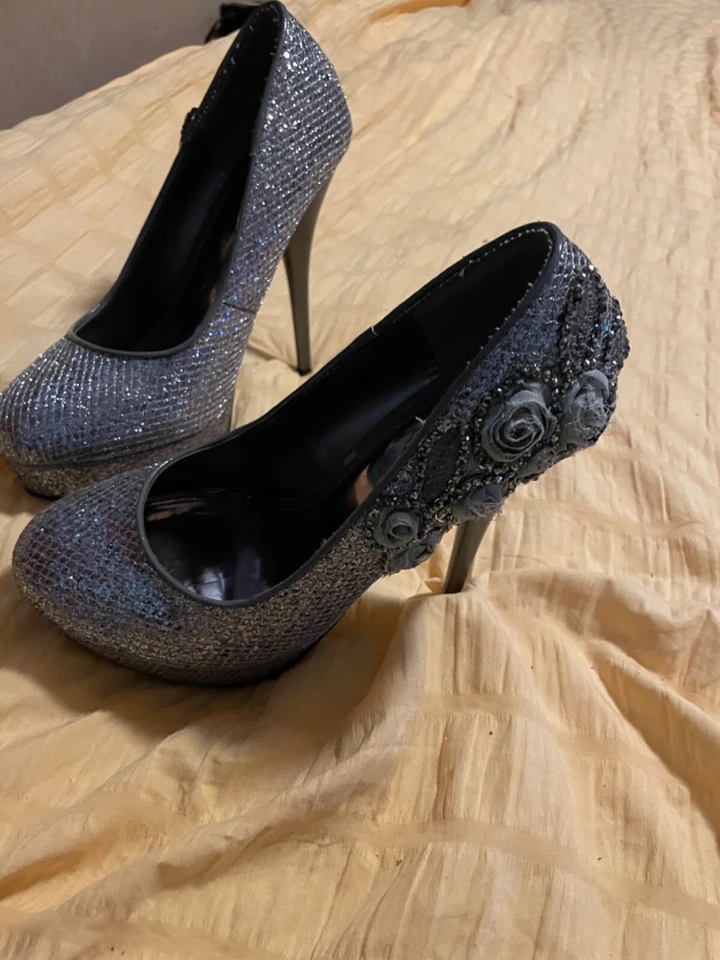 ¡Tacones de aguja brillantes de mascota RARO! ¡Lentejuelas de rosas con volantes! Talla 7 Prom Homecoming EC Foto 4 de 4