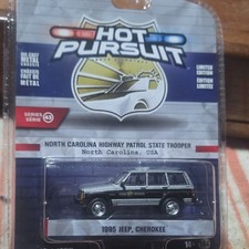 GreenLight Hot Pursuit 1:64 1995 Jeep Cherokee NC Hwy Patrol Black/Silver