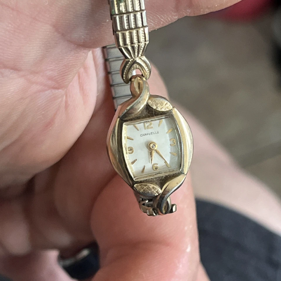 Reloj pulsera vintage para dama CARAVELLE by Bulova tono dorado no probado Foto 2 de 4