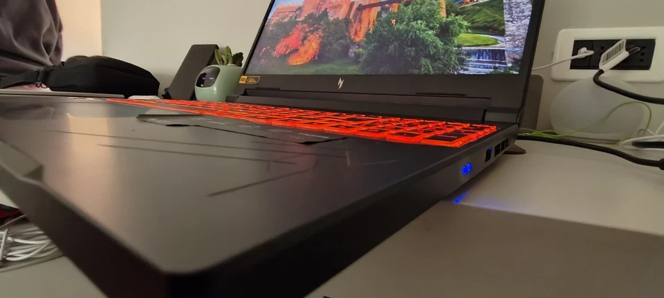 ACER NITRO V16 RYZEN 7 8845HS/32GB/512GB+512gb/FHD/165HZ ANV16-41-R6k1 - Immagine 3 di 4