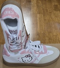 Tenis informales Hello Kitty Sanrio W8 puntera en T blanco rosa tostado gamuza detalles de la puntera.