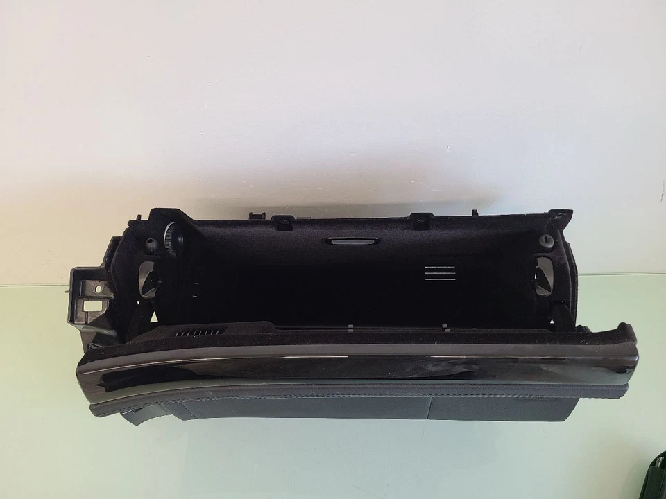 SL550     2019 Glove Box 582121 - Image 3 of 4