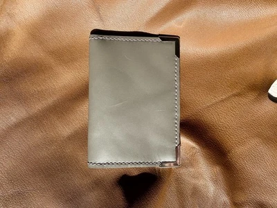 Pochette pour carte grise en cuir gris, coutures grises, angles argent fait main - Photo 1/2