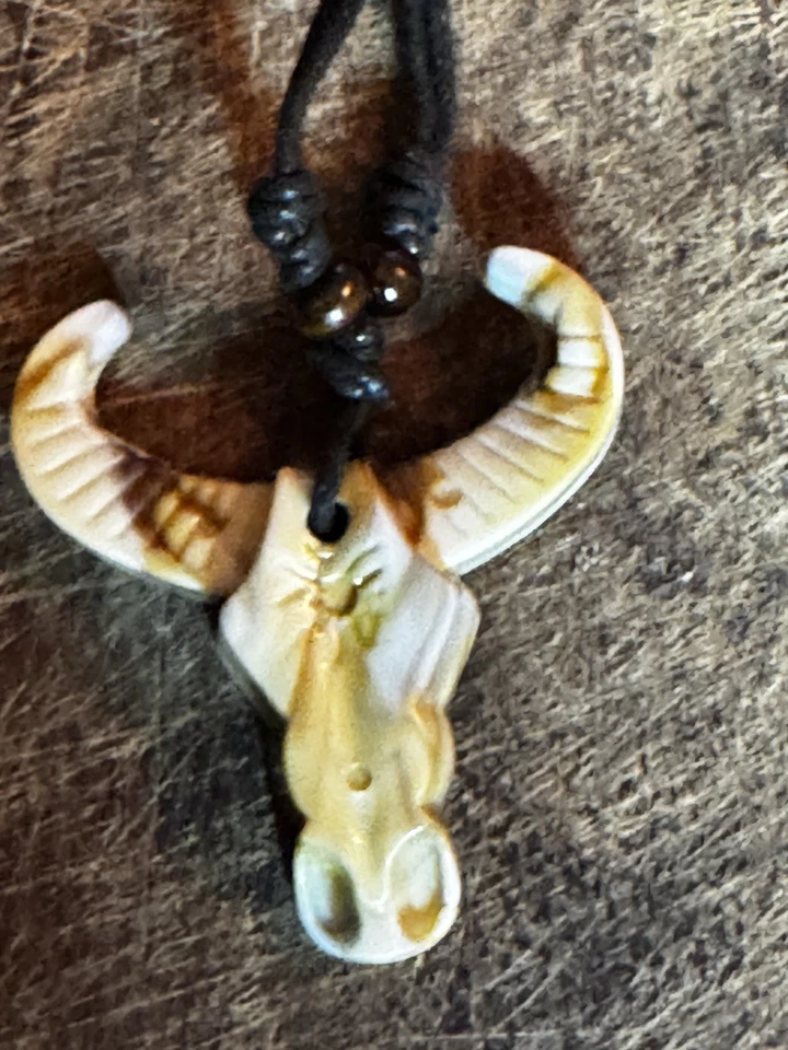 Collar colgante calavera búfalo con diseño de cuernos Foto 2 de 4