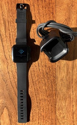 Fitbit Versa 1st Gen Smart Watch Large w/ Charging Cradle and Black Band