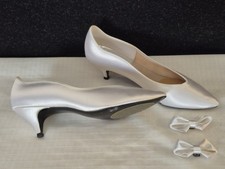 Vintage 1990's PEACOCKS White Satin Dyeable Kitten Heel Shoes. Sz 8.5 B.
