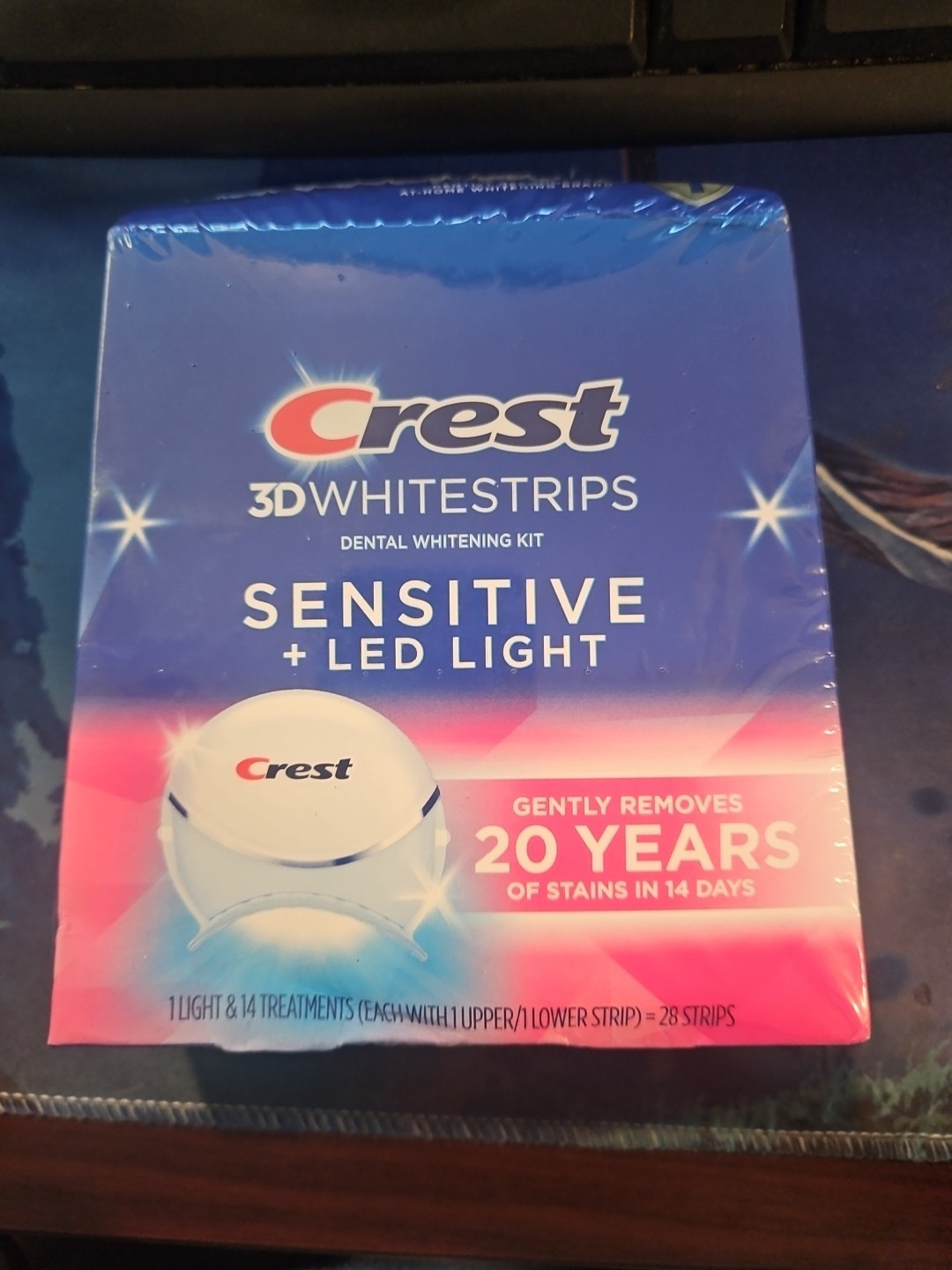 CREST 3D WHITESTRIPS SENSITIVE + LED LIGHT 28 STRIPS=14 TREATMENTS EXP 11/25