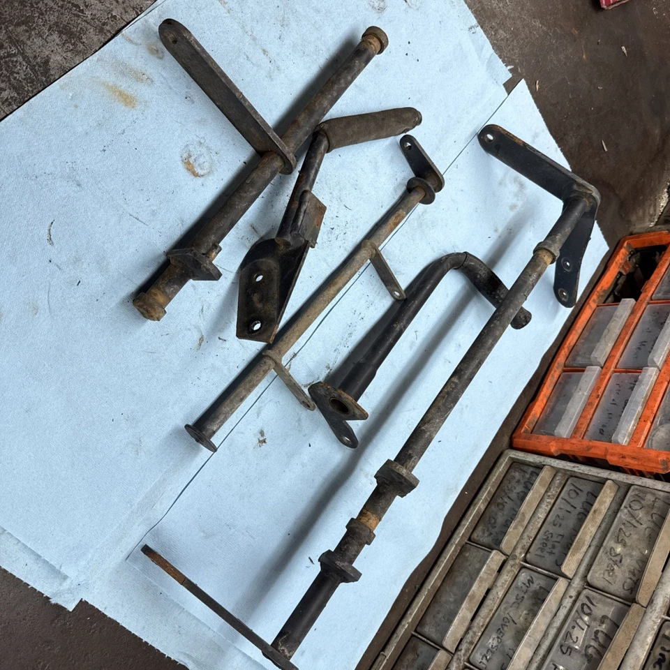 Cortacésped Dixon Velocidad ZTR 30 Soportes Varios y Manijas Elevadoras de Cubierta Foto 2 de 3