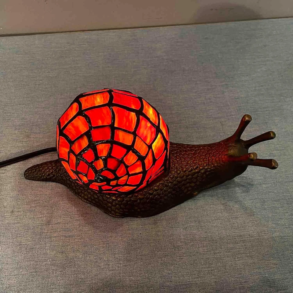 L10989 Lámpara de mesa con acento de vidrieras estilo Tiffany Land Snail para decoración del hogar ( Foto 2 de 4