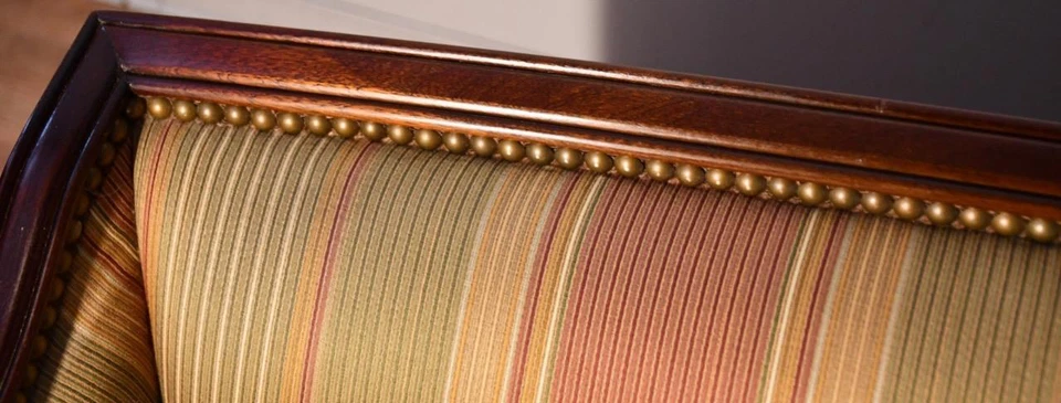 Sofá Sheraton inglés antiguo de nogal americano 1910 con incrustaciones de caoba y arce con asiento de resorte Foto 4 de 4