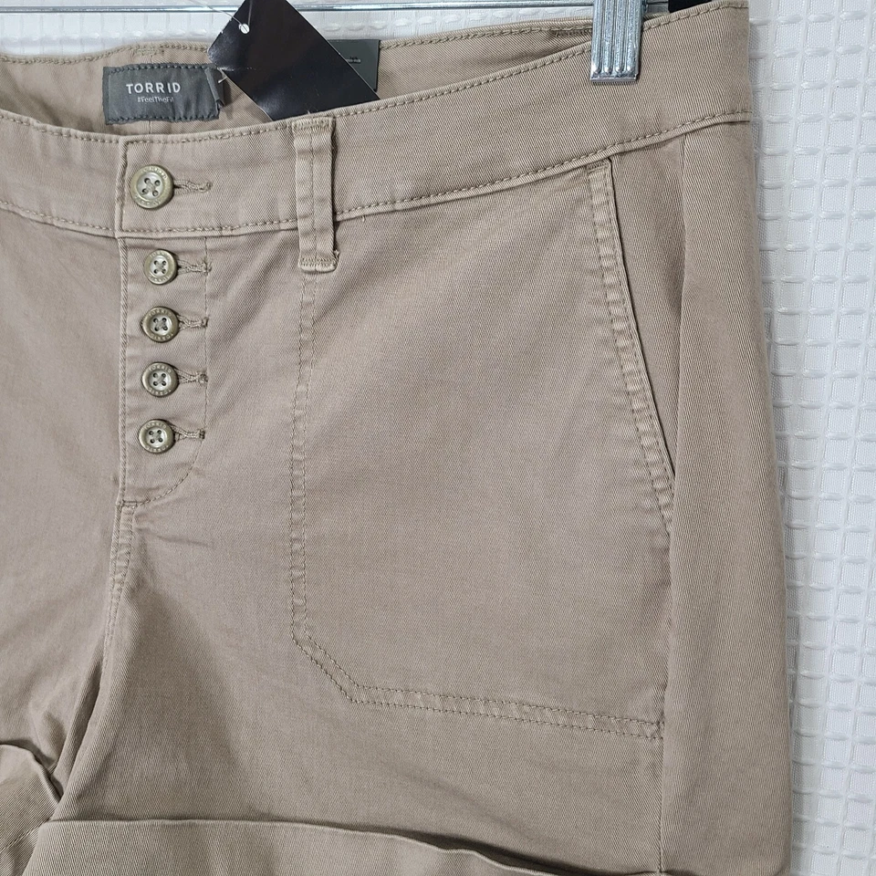 NWT Torrid Womens Sz 16 Beige 5 Button Chino Shorts Cuffed - Image 2 of 4