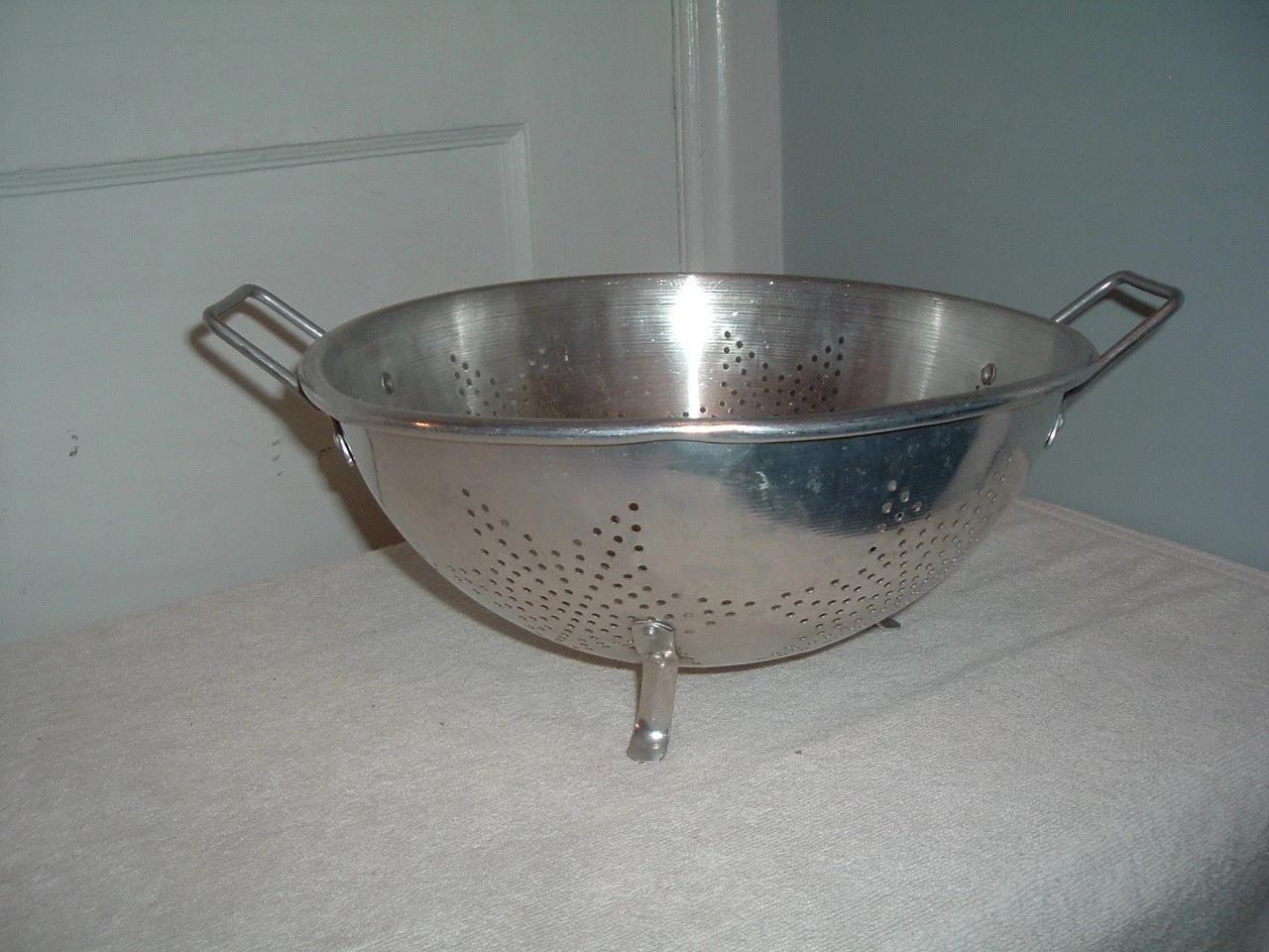 Vintage Aluminum 11" Colander Strainer 7 Star Pattern Footed & Handles Clean
Opens in a new window o