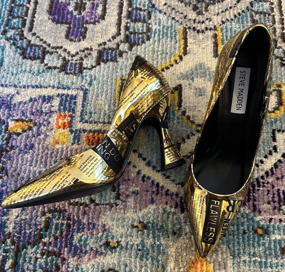 Tacones Steve Madden Oro Estampado Periódico Punta Talla 5.5 Y2K Arte Futurista Foto 2 de 4