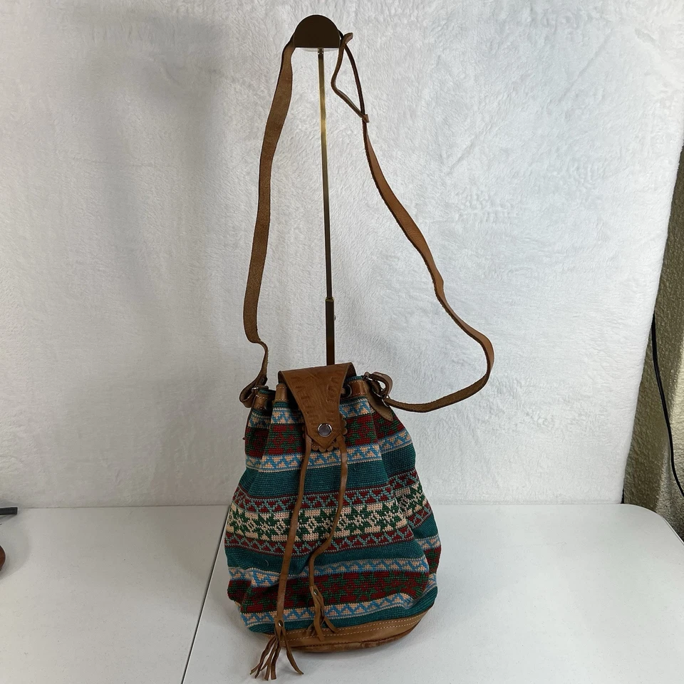 Bolso Bandolera Urban Outfitters Cuero Borde Colorido Tejido Cordón Cubo Foto 4 de 4