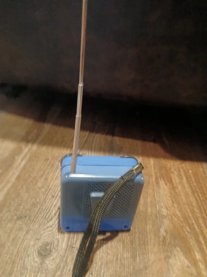 Micky Mouse AM Radio Disney Production 3 1/4 pol. Funciona em vintage - Imagem 4 de 4