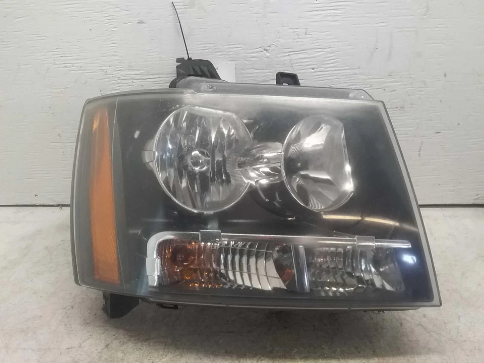 Used Right Headlight Assembly fits: 2012 Chevrolet Tahoe Right Grade C Foto 3 de 4