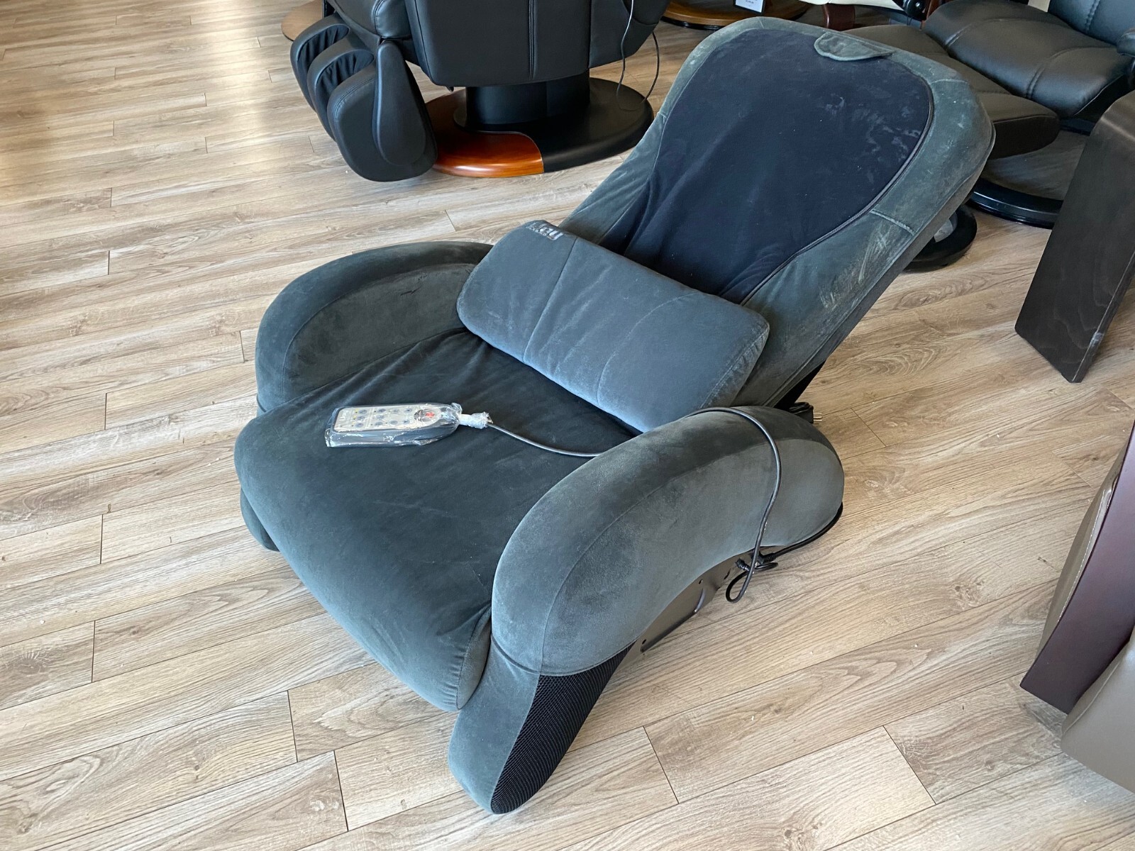 💥 Human Touch iJoy 100 Massage Chair Massaging Recliner Gray Fabric