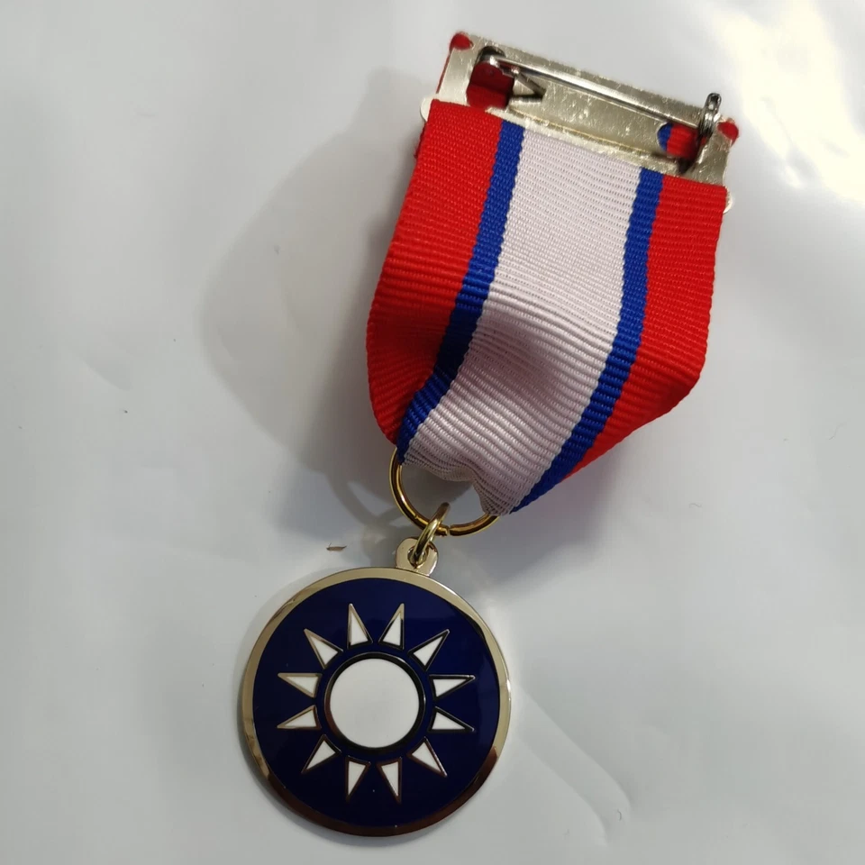 Segunda Guerra Mundial Medalla Militar China Kuomintang Orden Cielo Azul y Sol Blanco Foto 2 de 3