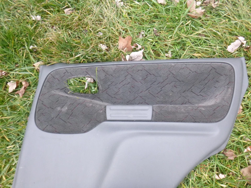 Chevrolet Tracker 2002 panel interior puerta moldura trasera derecha Foto 2 de 4