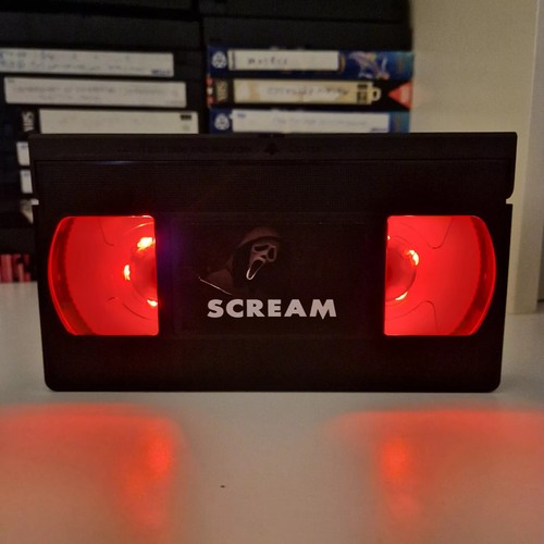 Lampada Videocassetta Horror & Thriller LED VHS Compleanno Natale Idee Regalo Luce Retrò - Foto 117 di 143