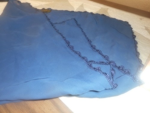 18”x18 1/2” DARK BLUE SCARF/100% POLYESTER/ RN #79124 / EXCELLENT CONDITION - Imagen 3 de 8