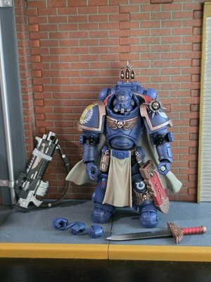 JOYTOY Warhammer 40K Ultramarines Captain Master-crafted Heavy Bolt rifle