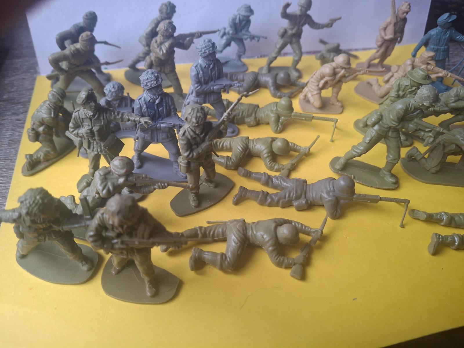 airfix-1-32-ww2-soldiers-x-30-mixed-nationality-good-condition